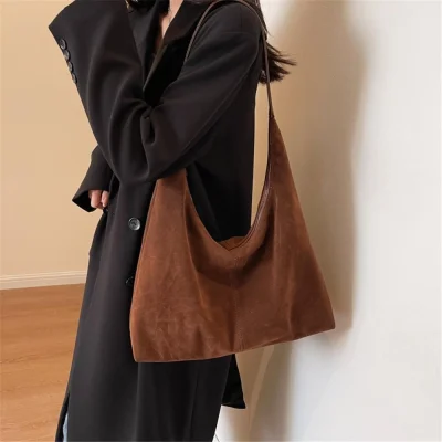 5 Mẫu Túi Tote Da Đẹp Nhất 2026 Không Thể Bỏ Qua 3 túi skouchy leather tote